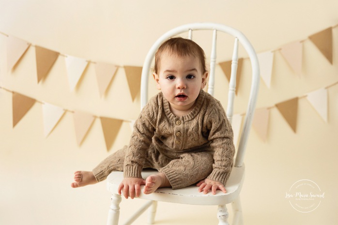 Smash the Cake for little boys. Masculine Smash the Cake ideas. Simple Smash the Cake ideas. Minimalist Smash the Cake photos. Photographe de Cake Smash pour garçon à Montréal. Photographe Cake Smash Montréal. Montreal Smash the Cake photographer. Montreal Cake Smash photographer.