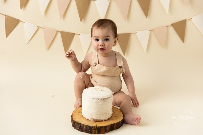 Smash the Cake for little boys. Masculine Smash the Cake ideas. Simple Smash the Cake ideas. Minimalist Smash the Cake photos. Photographe de Cake Smash pour garçon à Montréal. Photographe Cake Smash Montréal. Montreal Smash the Cake photographer. Montreal Cake Smash photographer.