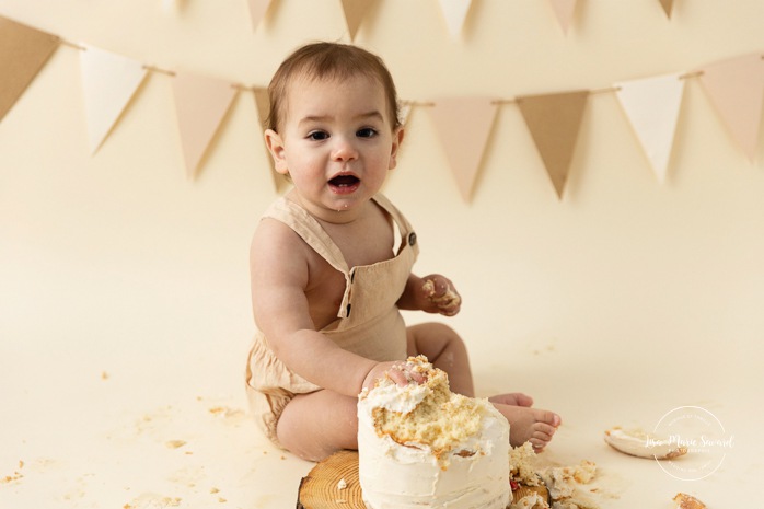 Smash the Cake for little boys. Masculine Smash the Cake ideas. Simple Smash the Cake ideas. Minimalist Smash the Cake photos. Photographe de Cake Smash pour garçon à Montréal. Photographe Cake Smash Montréal. Montreal Smash the Cake photographer. Montreal Cake Smash photographer.