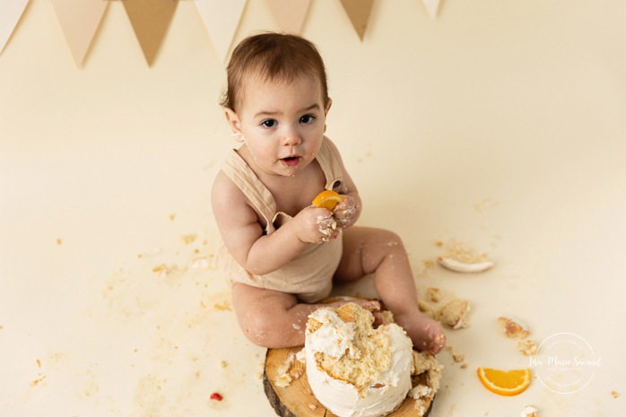 Smash the Cake for little boys. Masculine Smash the Cake ideas. Simple Smash the Cake ideas. Minimalist Smash the Cake photos. Photographe de Cake Smash pour garçon à Montréal. Photographe Cake Smash Montréal. Montreal Smash the Cake photographer. Montreal Cake Smash photographer.