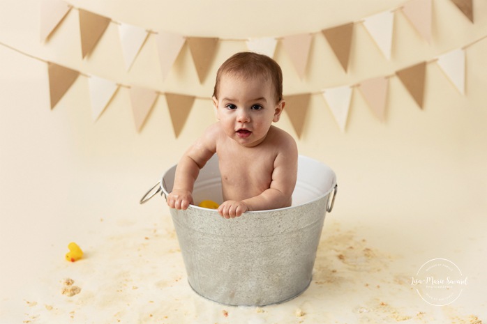 Smash the Cake for little boys. Masculine Smash the Cake ideas. Simple Smash the Cake ideas. Minimalist Smash the Cake photos. Photographe de Cake Smash pour garçon à Montréal. Photographe Cake Smash Montréal. Montreal Smash the Cake photographer. Montreal Cake Smash photographer.