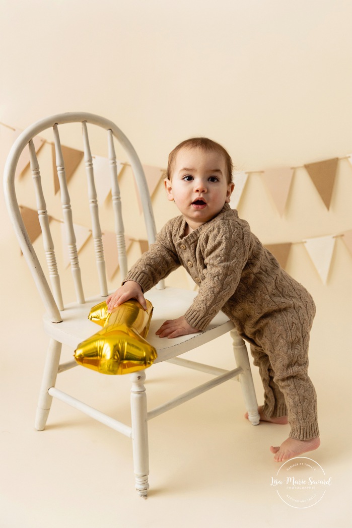 Smash the Cake for little boys. Masculine Smash the Cake ideas. Simple Smash the Cake ideas. Minimalist Smash the Cake photos. Photographe de Cake Smash pour garçon à Montréal. Photographe Cake Smash Montréal. Montreal Smash the Cake photographer. Montreal Cake Smash photographer.