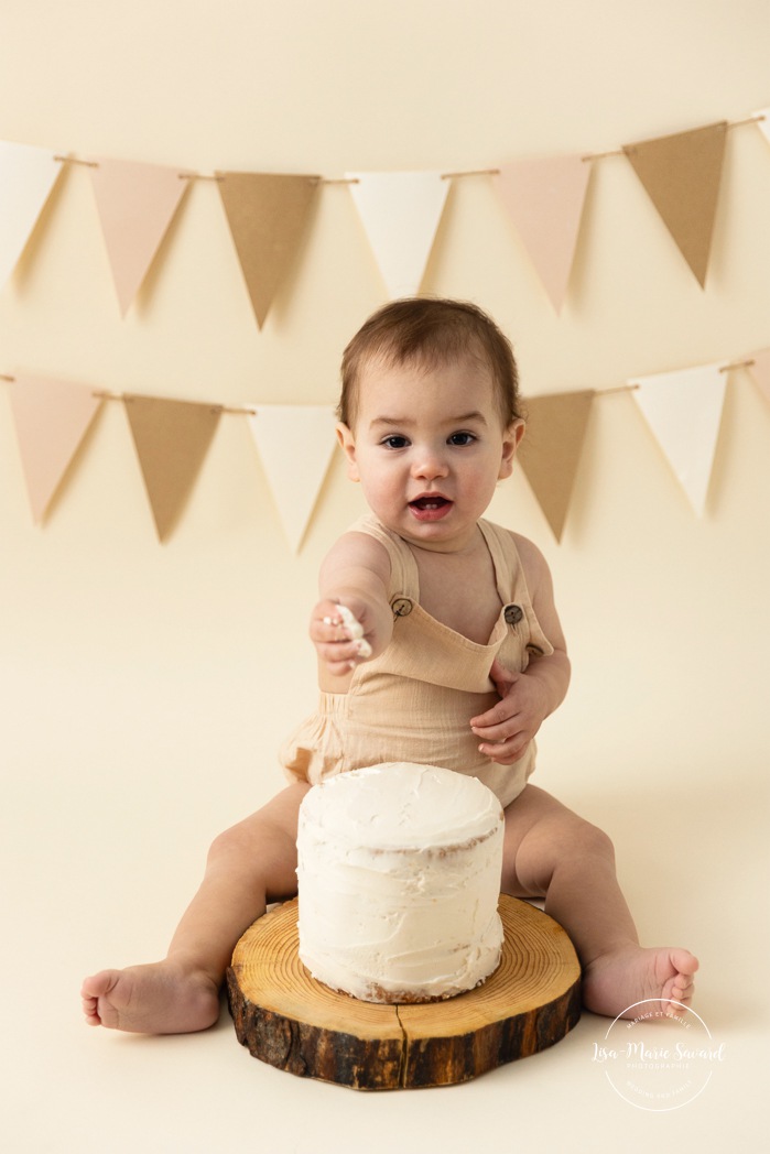 Smash the Cake for little boys. Masculine Smash the Cake ideas. Simple Smash the Cake ideas. Minimalist Smash the Cake photos. Photographe de Cake Smash pour garçon à Montréal. Photographe Cake Smash Montréal. Montreal Smash the Cake photographer. Montreal Cake Smash photographer.