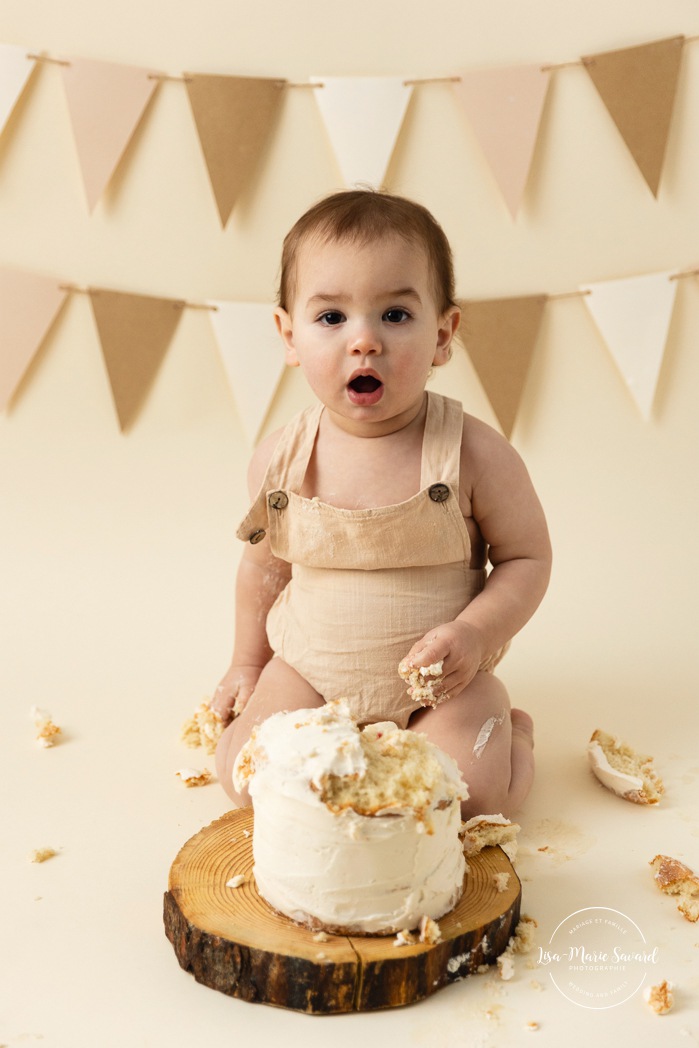 Smash the Cake for little boys. Masculine Smash the Cake ideas. Simple Smash the Cake ideas. Minimalist Smash the Cake photos. Photographe de Cake Smash pour garçon à Montréal. Photographe Cake Smash Montréal. Montreal Smash the Cake photographer. Montreal Cake Smash photographer.