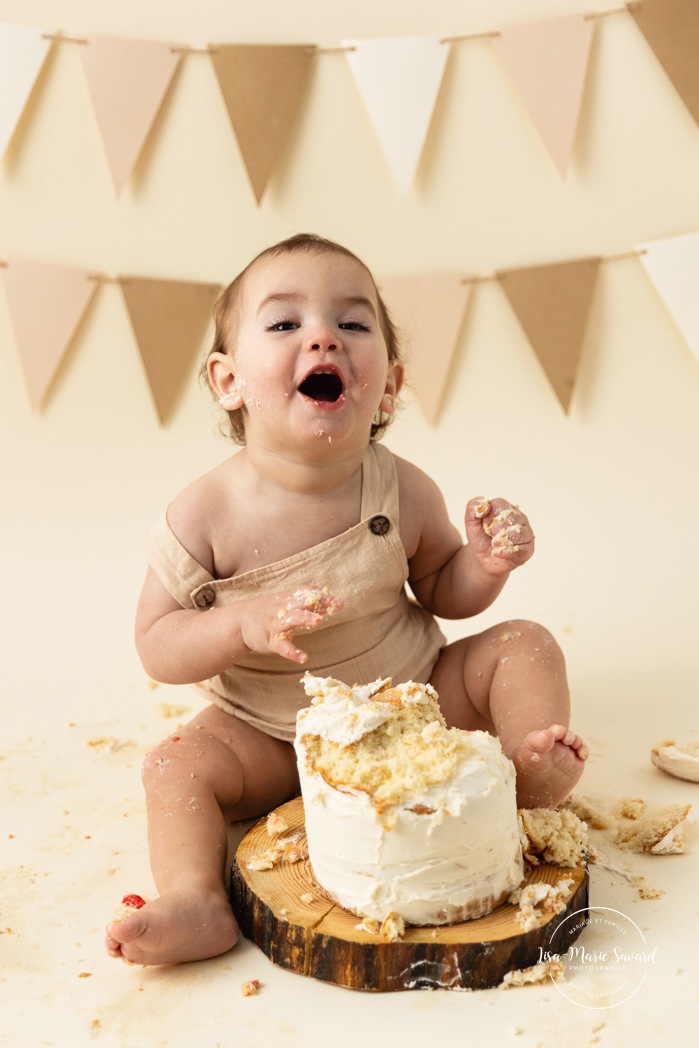 Smash the Cake for little boys. Masculine Smash the Cake ideas. Simple Smash the Cake ideas. Minimalist Smash the Cake photos. Photographe de Cake Smash pour garçon à Montréal. Photographe Cake Smash Montréal. Montreal Smash the Cake photographer. Montreal Cake Smash photographer.