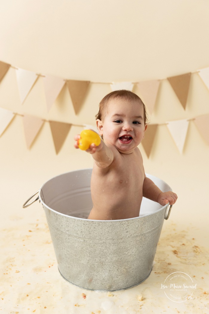 Smash the Cake for little boys. Masculine Smash the Cake ideas. Simple Smash the Cake ideas. Minimalist Smash the Cake photos. Photographe de Cake Smash pour garçon à Montréal. Photographe Cake Smash Montréal. Montreal Smash the Cake photographer. Montreal Cake Smash photographer.