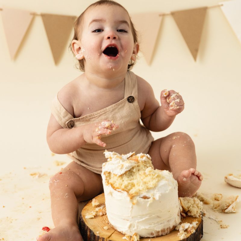 Smash the Cake for little boys. Masculine Smash the Cake ideas. Simple Smash the Cake ideas. Minimalist Smash the Cake photos. Photographe de Cake Smash pour garçon à Montréal. Photographe Cake Smash Montréal. Montreal Smash the Cake photographer. Montreal Cake Smash photographer.