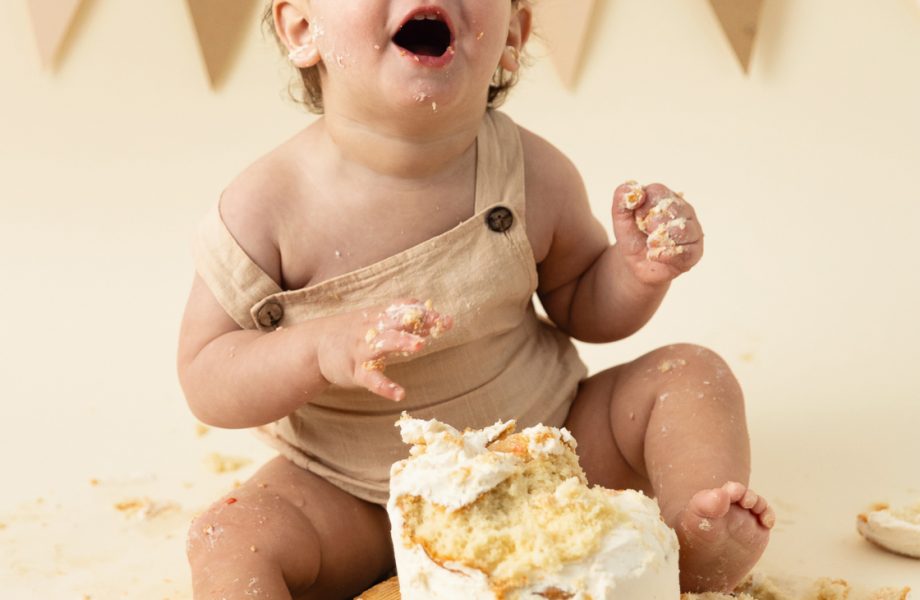 Smash the Cake for little boys. Masculine Smash the Cake ideas. Simple Smash the Cake ideas. Minimalist Smash the Cake photos. Photographe de Cake Smash pour garçon à Montréal. Photographe Cake Smash Montréal. Montreal Smash the Cake photographer. Montreal Cake Smash photographer.