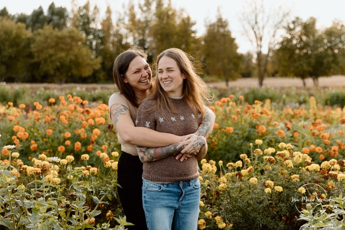 Flower field engagement photos. Same sex engagement photos. Two women engagement photos. Lesbian engagement photos. Séance photo à la Ferme Marineau. Photographe à Laval. Photographe LGBTQ+ à Montréal. Marineau Farm photoshoot. Laval photographer. Montreal LGBTQ+ friendly photographer.