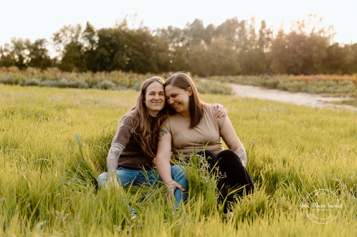 Flower field engagement photos. Same sex engagement photos. Two women engagement photos. Lesbian engagement photos. Séance photo à la Ferme Marineau. Photographe à Laval. Photographe LGBTQ+ à Montréal. Marineau Farm photoshoot. Laval photographer. Montreal LGBTQ+ friendly photographer.