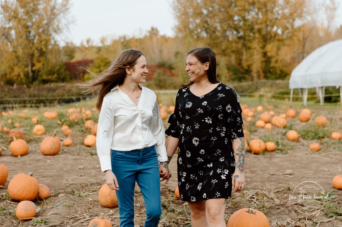 Pumpkin patch engagement photos. Same sex engagement photos. Two women engagement photos. Lesbian engagement photos. Séance photo à la Ferme Marineau. Photographe à Laval. Photographe LGBTQ+ à Montréal. Marineau Farm photoshoot. Laval photographer. Montreal LGBTQ+ friendly photographer.