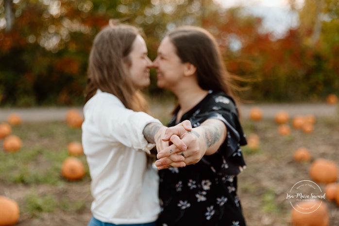 Pumpkin patch engagement photos. Same sex engagement photos. Two women engagement photos. Lesbian engagement photos. Séance photo à la Ferme Marineau. Photographe à Laval. Photographe LGBTQ+ à Montréal. Marineau Farm photoshoot. Laval photographer. Montreal LGBTQ+ friendly photographer.