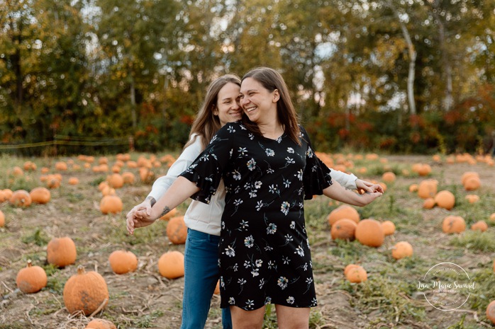 Pumpkin patch engagement photos. Same sex engagement photos. Two women engagement photos. Lesbian engagement photos. Séance photo à la Ferme Marineau. Photographe à Laval. Photographe LGBTQ+ à Montréal. Marineau Farm photoshoot. Laval photographer. Montreal LGBTQ+ friendly photographer.