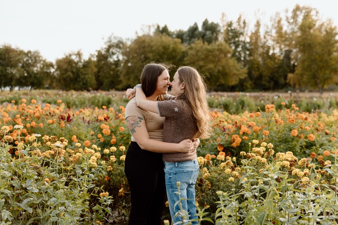 Flower field engagement photos. Same sex engagement photos. Two women engagement photos. Lesbian engagement photos. Séance photo à la Ferme Marineau. Photographe à Laval. Photographe LGBTQ+ à Montréal. Marineau Farm photoshoot. Laval photographer. Montreal LGBTQ+ friendly photographer.