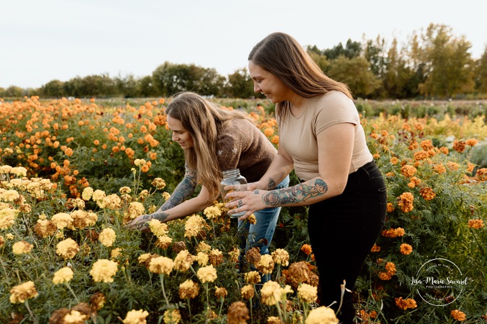 Flower field engagement photos. Same sex engagement photos. Two women engagement photos. Lesbian engagement photos. Séance photo à la Ferme Marineau. Photographe à Laval. Photographe LGBTQ+ à Montréal. Marineau Farm photoshoot. Laval photographer. Montreal LGBTQ+ friendly photographer.