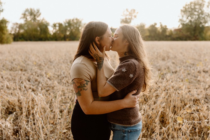 Flower field engagement photos. Same sex engagement photos. Two women engagement photos. Lesbian engagement photos. Séance photo à la Ferme Marineau. Photographe à Laval. Photographe LGBTQ+ à Montréal. Marineau Farm photoshoot. Laval photographer. Montreal LGBTQ+ friendly photographer.