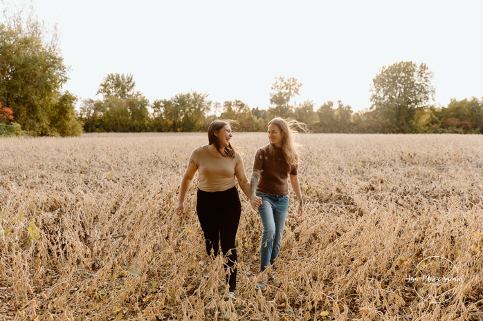 Flower field engagement photos. Same sex engagement photos. Two women engagement photos. Lesbian engagement photos. Séance photo à la Ferme Marineau. Photographe à Laval. Photographe LGBTQ+ à Montréal. Marineau Farm photoshoot. Laval photographer. Montreal LGBTQ+ friendly photographer.