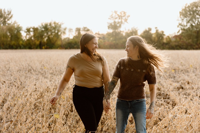 Flower field engagement photos. Same sex engagement photos. Two women engagement photos. Lesbian engagement photos. Séance photo à la Ferme Marineau. Photographe à Laval. Photographe LGBTQ+ à Montréal. Marineau Farm photoshoot. Laval photographer. Montreal LGBTQ+ friendly photographer.