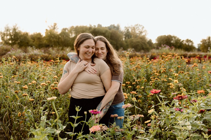 Flower field engagement photos. Same sex engagement photos. Two women engagement photos. Lesbian engagement photos. Séance photo à la Ferme Marineau. Photographe à Laval. Photographe LGBTQ+ à Montréal. Marineau Farm photoshoot. Laval photographer. Montreal LGBTQ+ friendly photographer.