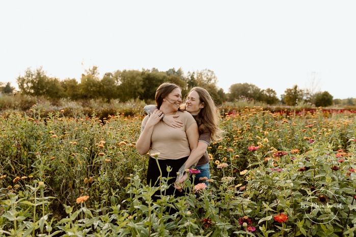 Flower field engagement photos. Same sex engagement photos. Two women engagement photos. Lesbian engagement photos. Séance photo à la Ferme Marineau. Photographe à Laval. Photographe LGBTQ+ à Montréal. Marineau Farm photoshoot. Laval photographer. Montreal LGBTQ+ friendly photographer.