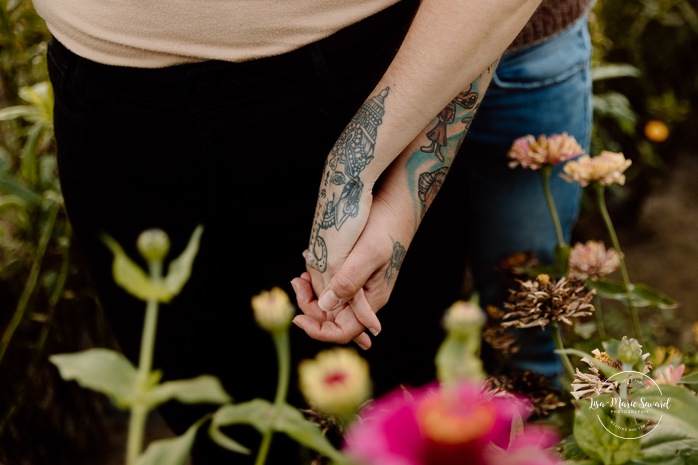 Flower field engagement photos. Same sex engagement photos. Two women engagement photos. Lesbian engagement photos. Séance photo à la Ferme Marineau. Photographe à Laval. Photographe LGBTQ+ à Montréal. Marineau Farm photoshoot. Laval photographer. Montreal LGBTQ+ friendly photographer.