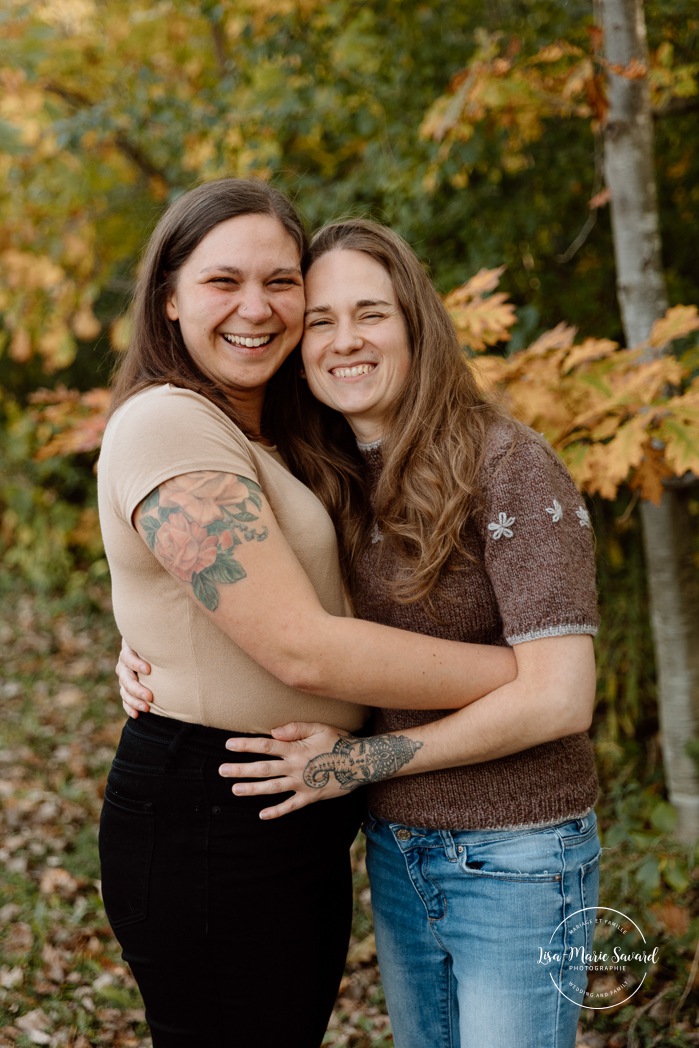 Flower field engagement photos. Same sex engagement photos. Two women engagement photos. Lesbian engagement photos. Séance photo à la Ferme Marineau. Photographe à Laval. Photographe LGBTQ+ à Montréal. Marineau Farm photoshoot. Laval photographer. Montreal LGBTQ+ friendly photographer.