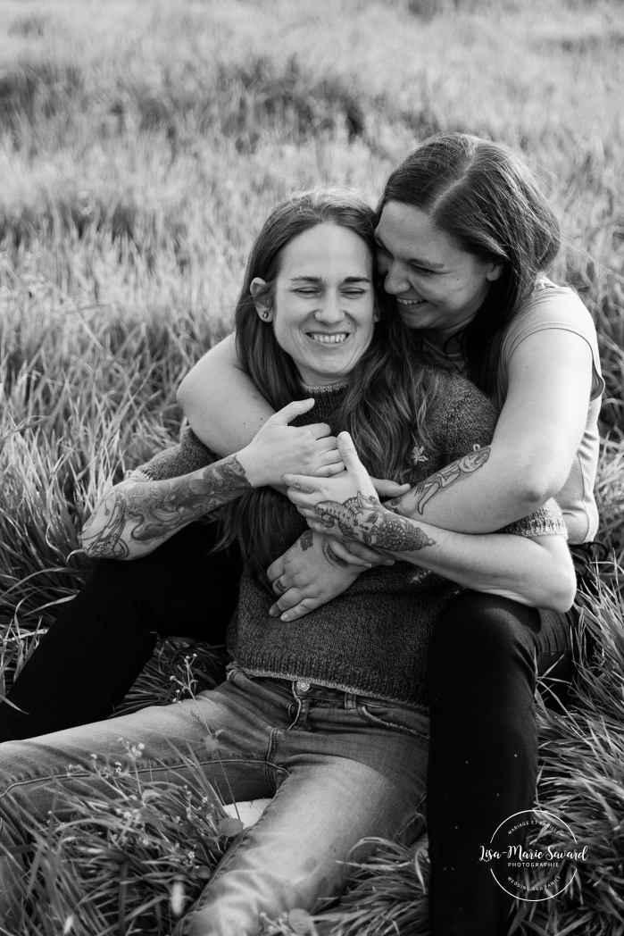 Flower field engagement photos. Same sex engagement photos. Two women engagement photos. Lesbian engagement photos. Séance photo à la Ferme Marineau. Photographe à Laval. Photographe LGBTQ+ à Montréal. Marineau Farm photoshoot. Laval photographer. Montreal LGBTQ+ friendly photographer.