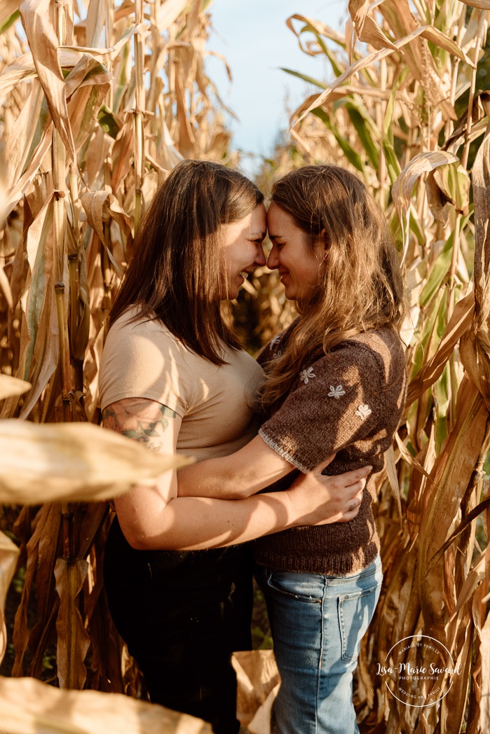 Flower field engagement photos. Same sex engagement photos. Two women engagement photos. Lesbian engagement photos. Séance photo à la Ferme Marineau. Photographe à Laval. Photographe LGBTQ+ à Montréal. Marineau Farm photoshoot. Laval photographer. Montreal LGBTQ+ friendly photographer.