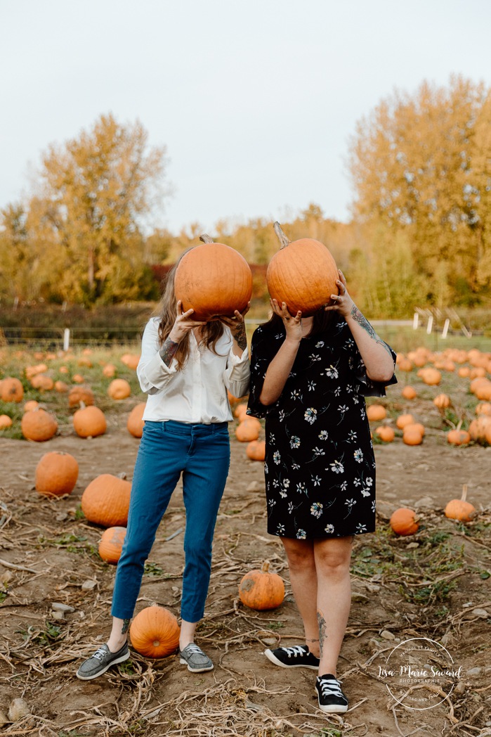 Pumpkin patch engagement photos. Same sex engagement photos. Two women engagement photos. Lesbian engagement photos. Séance photo à la Ferme Marineau. Photographe à Laval. Photographe LGBTQ+ à Montréal. Marineau Farm photoshoot. Laval photographer. Montreal LGBTQ+ friendly photographer.