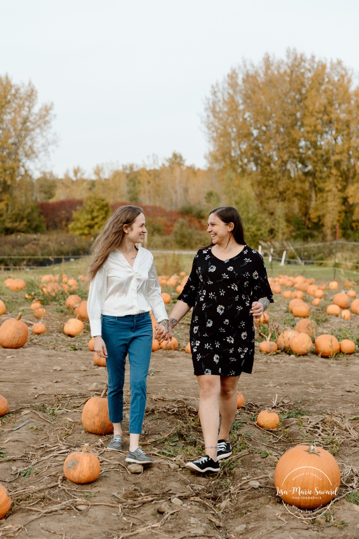 Pumpkin patch engagement photos. Same sex engagement photos. Two women engagement photos. Lesbian engagement photos. Séance photo à la Ferme Marineau. Photographe à Laval. Photographe LGBTQ+ à Montréal. Marineau Farm photoshoot. Laval photographer. Montreal LGBTQ+ friendly photographer.