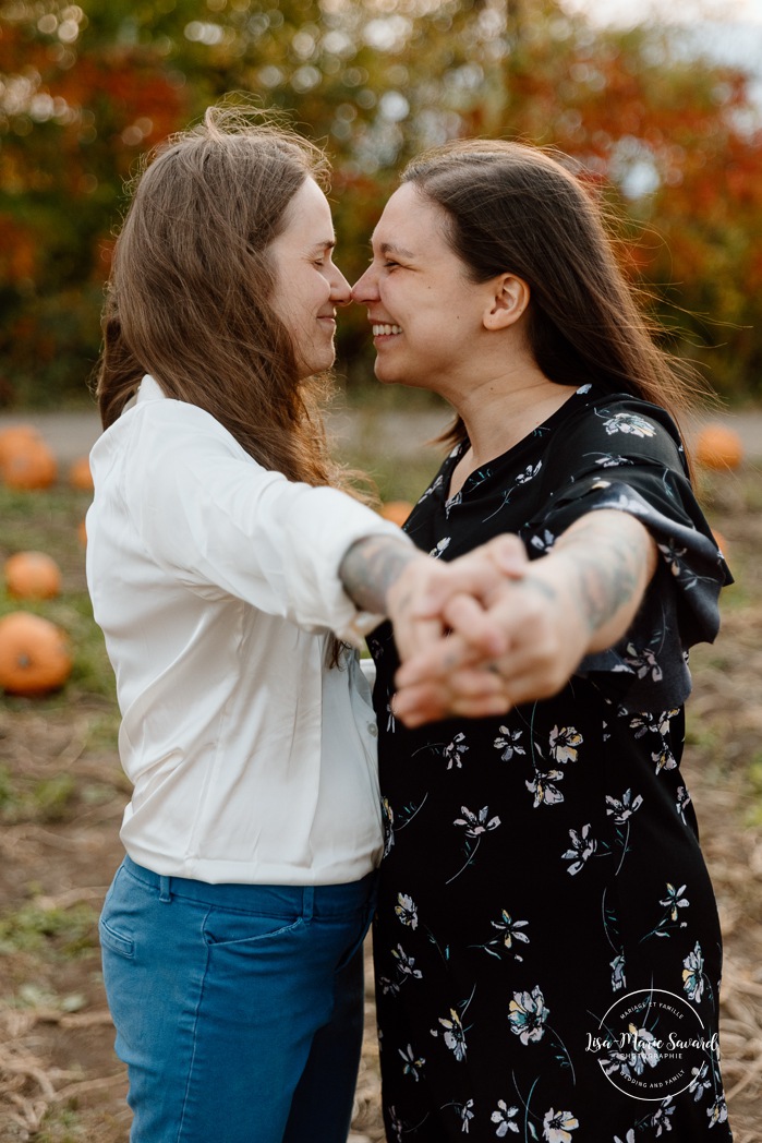 Pumpkin patch engagement photos. Same sex engagement photos. Two women engagement photos. Lesbian engagement photos. Séance photo à la Ferme Marineau. Photographe à Laval. Photographe LGBTQ+ à Montréal. Marineau Farm photoshoot. Laval photographer. Montreal LGBTQ+ friendly photographer.