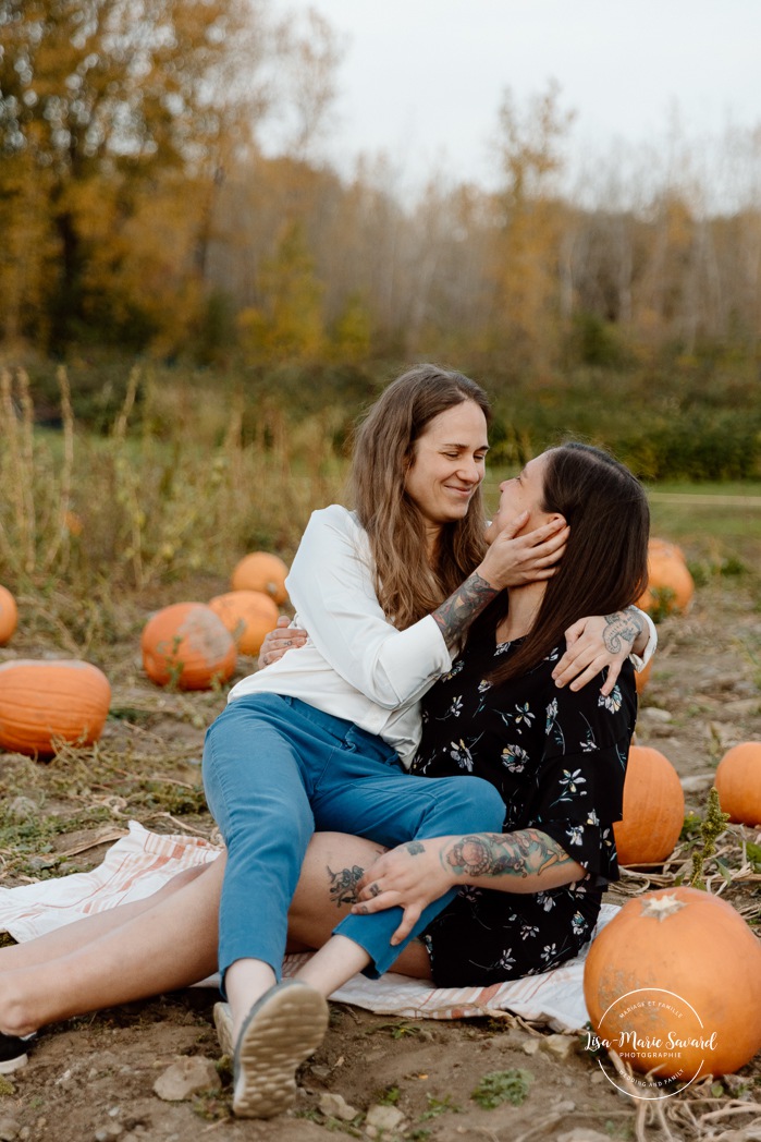 Pumpkin patch engagement photos. Same sex engagement photos. Two women engagement photos. Lesbian engagement photos. Séance photo à la Ferme Marineau. Photographe à Laval. Photographe LGBTQ+ à Montréal. Marineau Farm photoshoot. Laval photographer. Montreal LGBTQ+ friendly photographer.