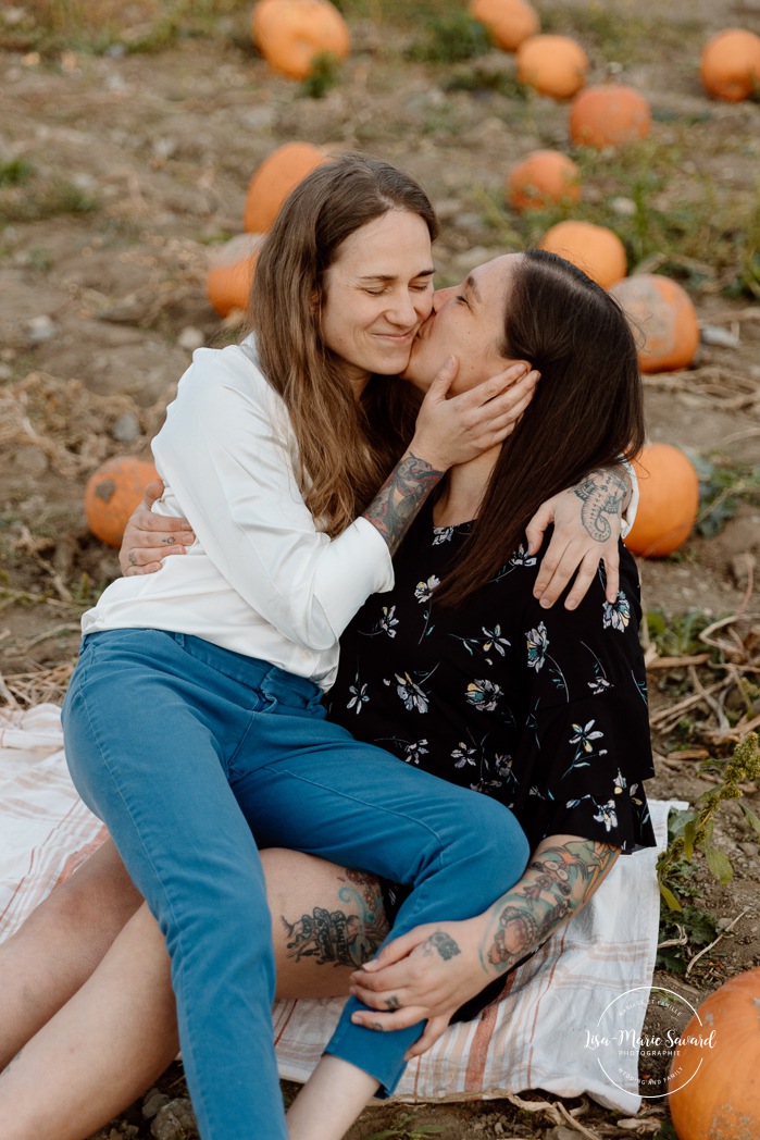 Pumpkin patch engagement photos. Same sex engagement photos. Two women engagement photos. Lesbian engagement photos. Séance photo à la Ferme Marineau. Photographe à Laval. Photographe LGBTQ+ à Montréal. Marineau Farm photoshoot. Laval photographer. Montreal LGBTQ+ friendly photographer.