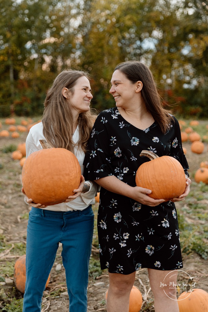 Pumpkin patch engagement photos. Same sex engagement photos. Two women engagement photos. Lesbian engagement photos. Séance photo à la Ferme Marineau. Photographe à Laval. Photographe LGBTQ+ à Montréal. Marineau Farm photoshoot. Laval photographer. Montreal LGBTQ+ friendly photographer.