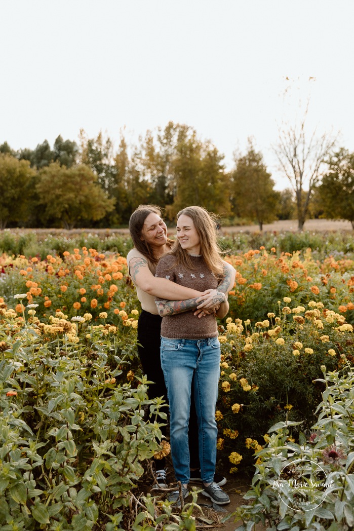 Flower field engagement photos. Same sex engagement photos. Two women engagement photos. Lesbian engagement photos. Séance photo à la Ferme Marineau. Photographe à Laval. Photographe LGBTQ+ à Montréal. Marineau Farm photoshoot. Laval photographer. Montreal LGBTQ+ friendly photographer.