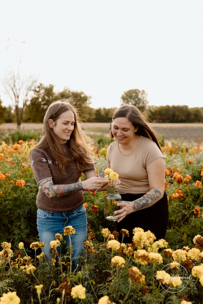 Flower field engagement photos. Same sex engagement photos. Two women engagement photos. Lesbian engagement photos. Séance photo à la Ferme Marineau. Photographe à Laval. Photographe LGBTQ+ à Montréal. Marineau Farm photoshoot. Laval photographer. Montreal LGBTQ+ friendly photographer.