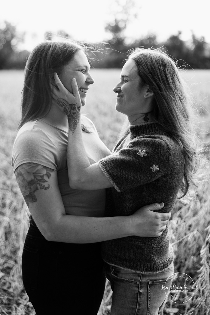 Flower field engagement photos. Same sex engagement photos. Two women engagement photos. Lesbian engagement photos. Séance photo à la Ferme Marineau. Photographe à Laval. Photographe LGBTQ+ à Montréal. Marineau Farm photoshoot. Laval photographer. Montreal LGBTQ+ friendly photographer.