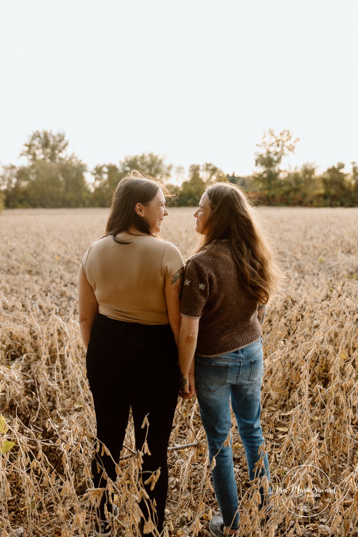 Flower field engagement photos. Same sex engagement photos. Two women engagement photos. Lesbian engagement photos. Séance photo à la Ferme Marineau. Photographe à Laval. Photographe LGBTQ+ à Montréal. Marineau Farm photoshoot. Laval photographer. Montreal LGBTQ+ friendly photographer.