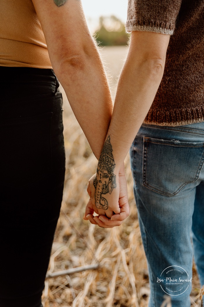 Flower field engagement photos. Same sex engagement photos. Two women engagement photos. Lesbian engagement photos. Séance photo à la Ferme Marineau. Photographe à Laval. Photographe LGBTQ+ à Montréal. Marineau Farm photoshoot. Laval photographer. Montreal LGBTQ+ friendly photographer.