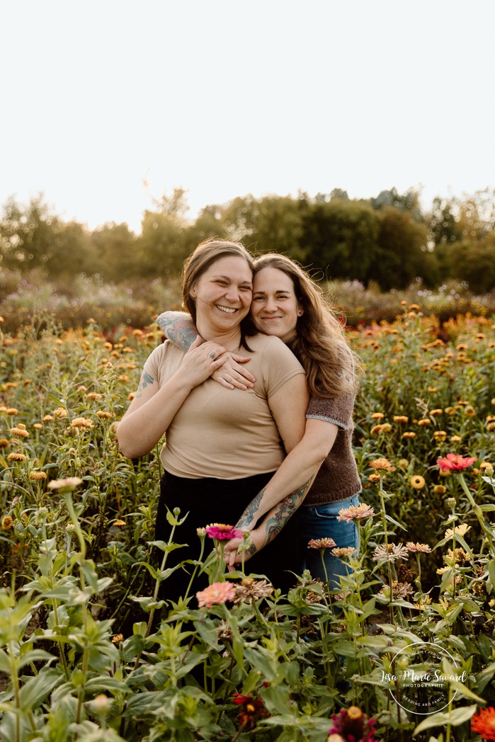 Flower field engagement photos. Same sex engagement photos. Two women engagement photos. Lesbian engagement photos. Séance photo à la Ferme Marineau. Photographe à Laval. Photographe LGBTQ+ à Montréal. Marineau Farm photoshoot. Laval photographer. Montreal LGBTQ+ friendly photographer.