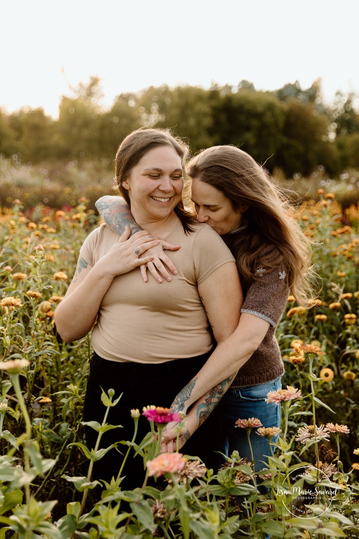 Flower field engagement photos. Same sex engagement photos. Two women engagement photos. Lesbian engagement photos. Séance photo à la Ferme Marineau. Photographe à Laval. Photographe LGBTQ+ à Montréal. Marineau Farm photoshoot. Laval photographer. Montreal LGBTQ+ friendly photographer.