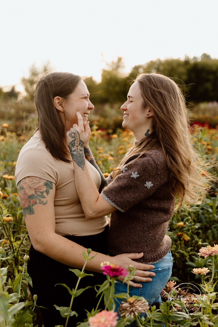 Flower field engagement photos. Same sex engagement photos. Two women engagement photos. Lesbian engagement photos. Séance photo à la Ferme Marineau. Photographe à Laval. Photographe LGBTQ+ à Montréal. Marineau Farm photoshoot. Laval photographer. Montreal LGBTQ+ friendly photographer.