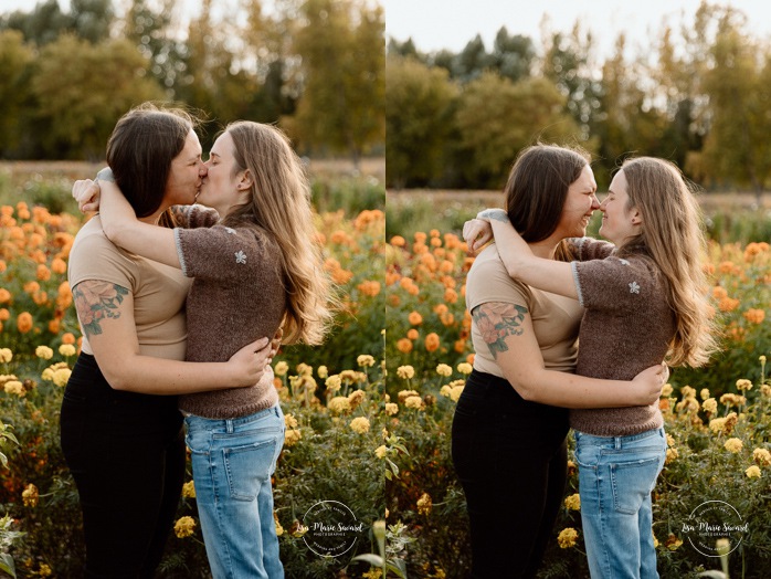 Flower field engagement photos. Same sex engagement photos. Two women engagement photos. Lesbian engagement photos. Séance photo à la Ferme Marineau. Photographe à Laval. Photographe LGBTQ+ à Montréal. Marineau Farm photoshoot. Laval photographer. Montreal LGBTQ+ friendly photographer.