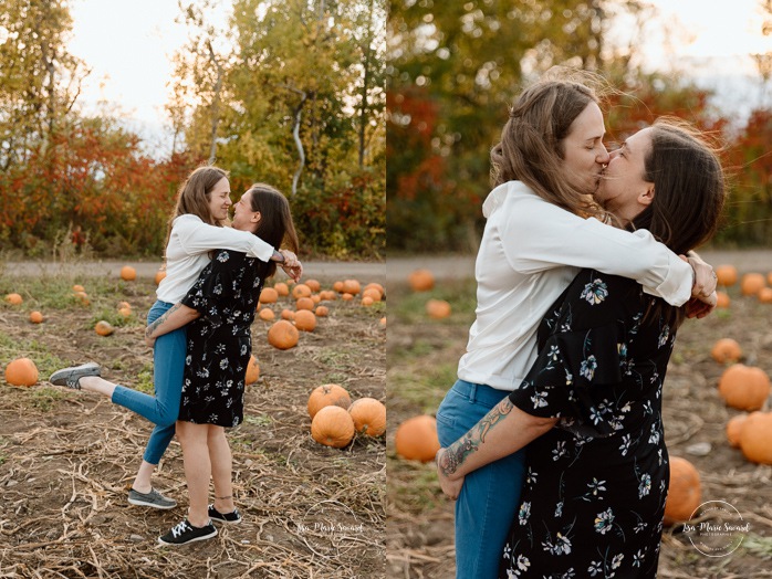 Pumpkin patch engagement photos. Same sex engagement photos. Two women engagement photos. Lesbian engagement photos. Séance photo à la Ferme Marineau. Photographe à Laval. Photographe LGBTQ+ à Montréal. Marineau Farm photoshoot. Laval photographer. Montreal LGBTQ+ friendly photographer.