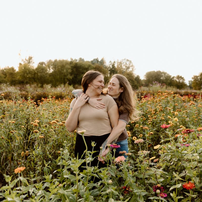 Flower field engagement photos. Same sex engagement photos. Two women engagement photos. Lesbian engagement photos. Séance photo à la Ferme Marineau. Photographe à Laval. Photographe LGBTQ+ à Montréal. Marineau Farm photoshoot. Laval photographer. Montreal LGBTQ+ friendly photographer.