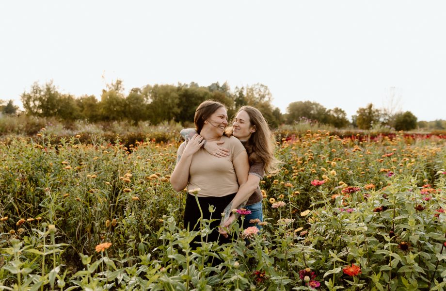 Flower field engagement photos. Same sex engagement photos. Two women engagement photos. Lesbian engagement photos. Séance photo à la Ferme Marineau. Photographe à Laval. Photographe LGBTQ+ à Montréal. Marineau Farm photoshoot. Laval photographer. Montreal LGBTQ+ friendly photographer.