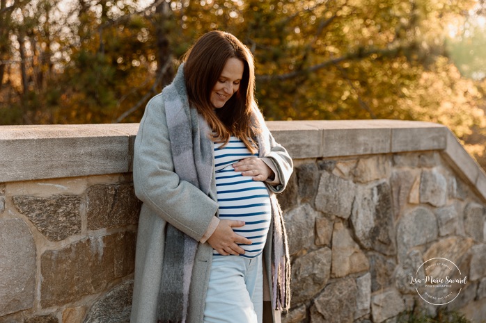 Fall maternity photos. Forest maternity photos. Wood maternity photos. Séance photo au belvédère Camillien-Houde. Photos sur le Mont-Royal. Photographe à Montréal. Montreal photographer.