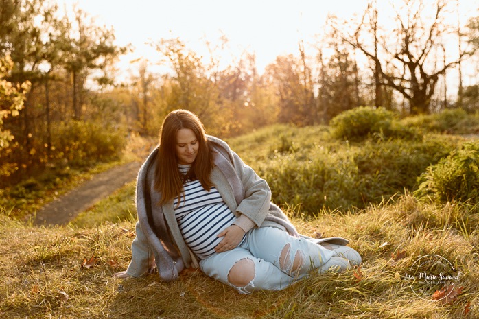 Fall maternity photos. Forest maternity photos. Wood maternity photos. Séance photo au belvédère Camillien-Houde. Photos sur le Mont-Royal. Photographe à Montréal. Montreal photographer.