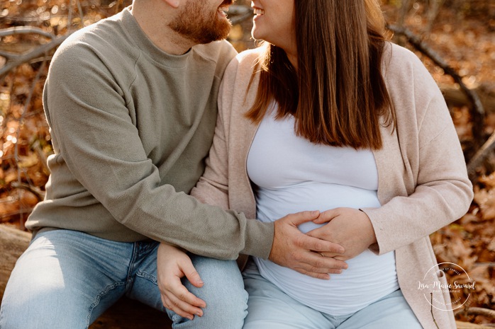 Fall maternity photos. Forest maternity photos. Wood maternity photos. Séance photo au belvédère Camillien-Houde. Photos sur le Mont-Royal. Photographe à Montréal. Montreal photographer.