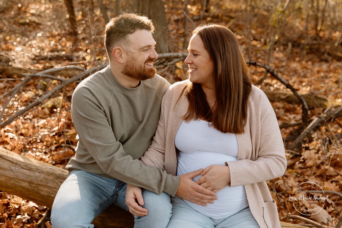 Fall maternity photos. Forest maternity photos. Wood maternity photos. Séance photo au belvédère Camillien-Houde. Photos sur le Mont-Royal. Photographe à Montréal. Montreal photographer.